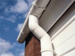 What causes a vinyl gutter to sag?