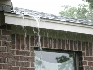 Was ist zu tun, um herauszufinden, ob ihre dachrinne eine große menge an wasser regen umgehen kann