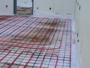 Leer om vloerverwarming te installeren in beton