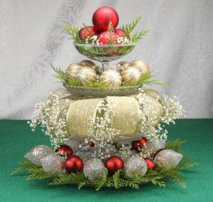 Hacer centros de mesa para la mesa de Navidad con las decoraciones de Navidad