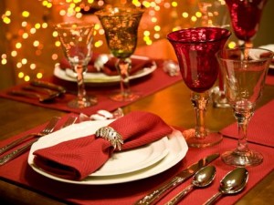 Noel yemeği için masa süslemeleri