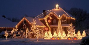 Utenfor dekorasjoner ved hjelp av julelys