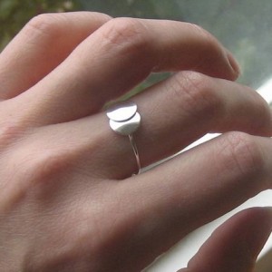La gente usa el anillo de bodas en la mano derecha también