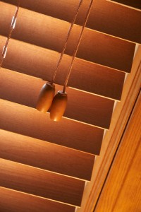 Learn to close a window blind tighter